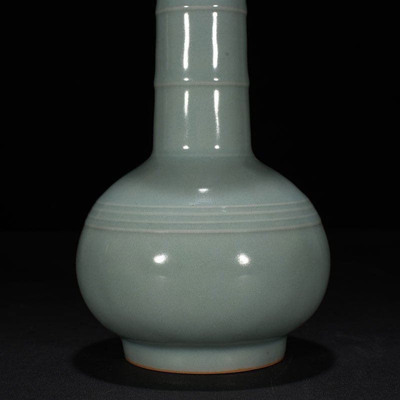 Song Dynasty Longquan kiln pink celadon glaze plate mouth bottle