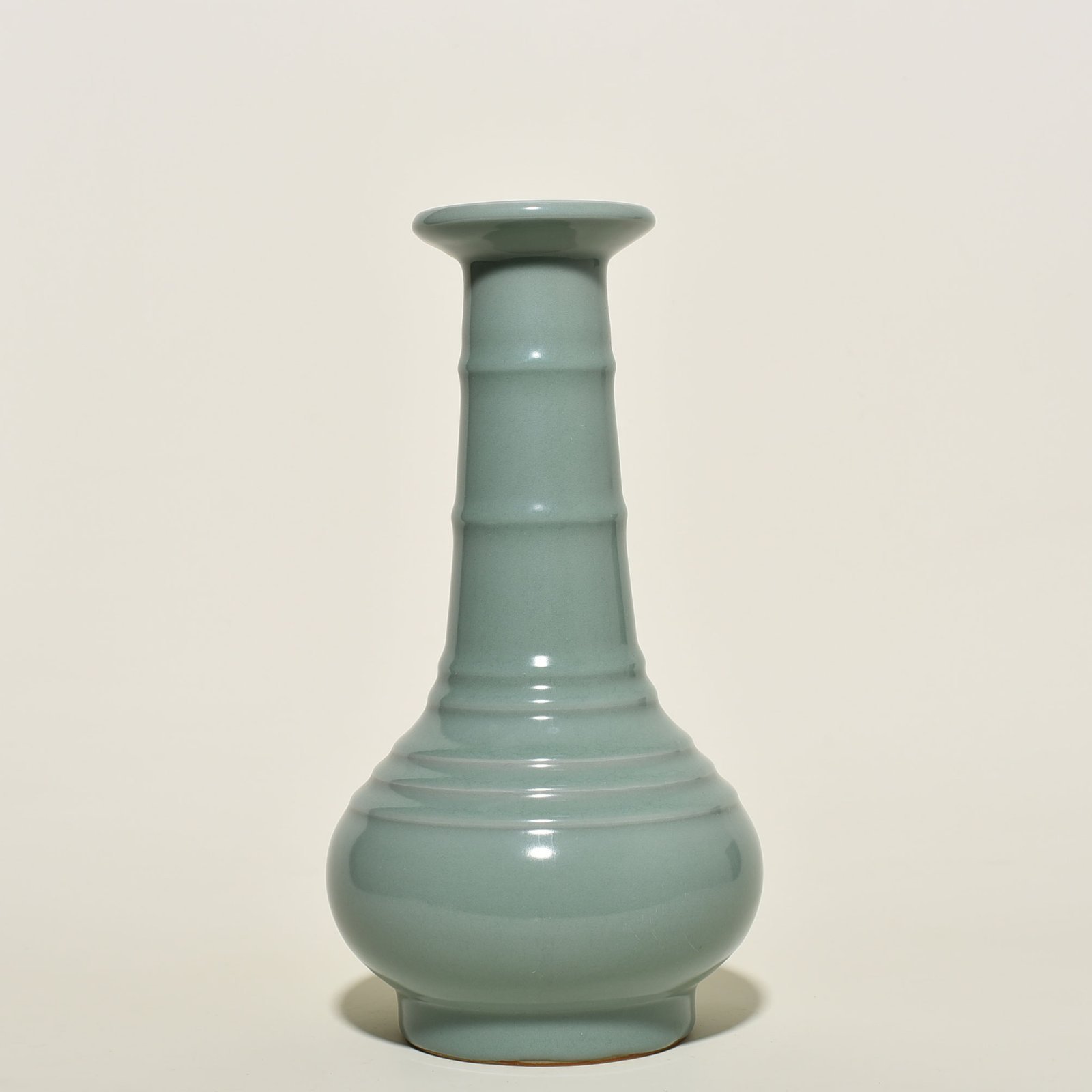 Song Dynasty Longquan kiln pink celadon glaze dazzling pattern plate mouth vase engraved with imperial inscription