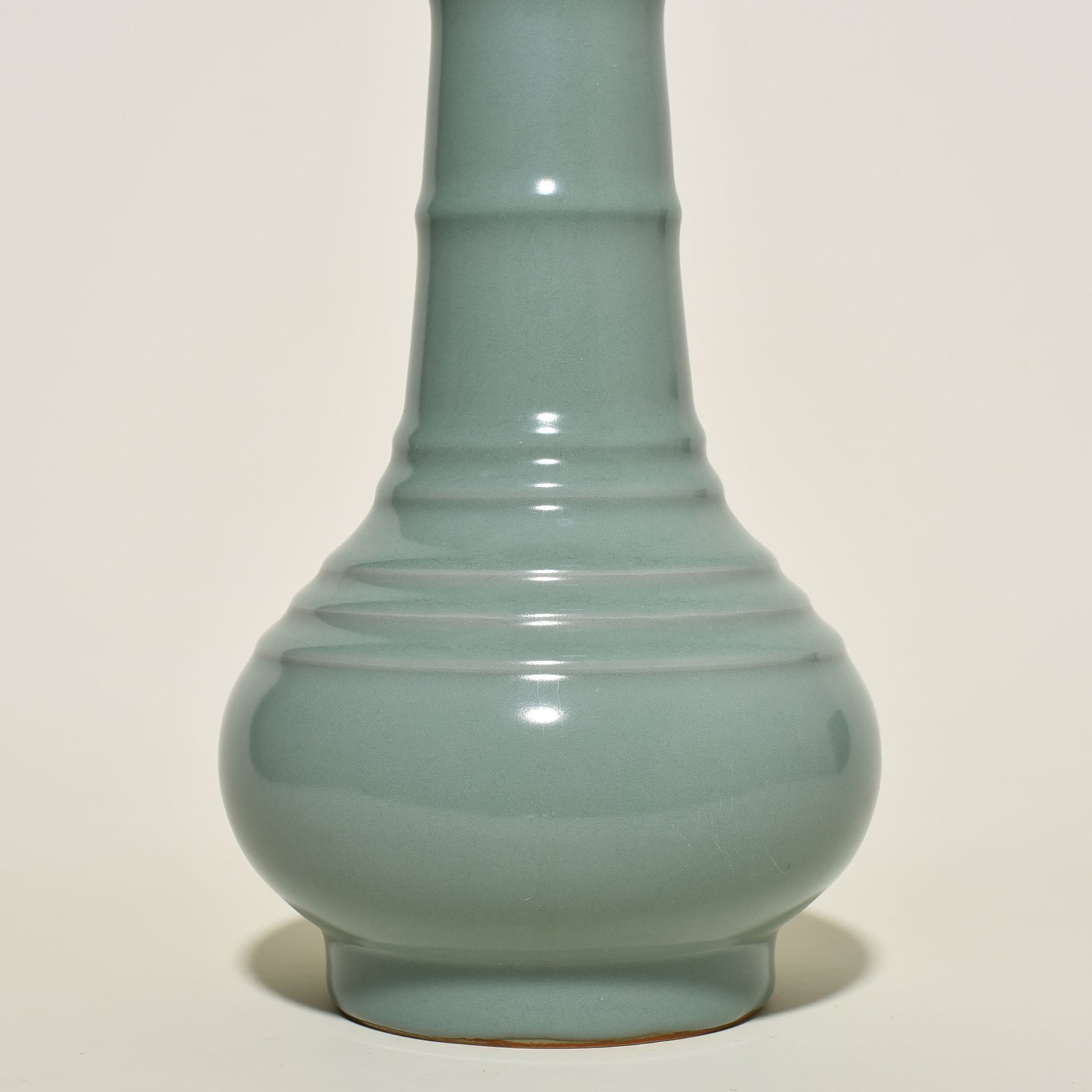 Song Dynasty Longquan kiln pink celadon glaze dazzling pattern plate mouth vase engraved with imperial inscription