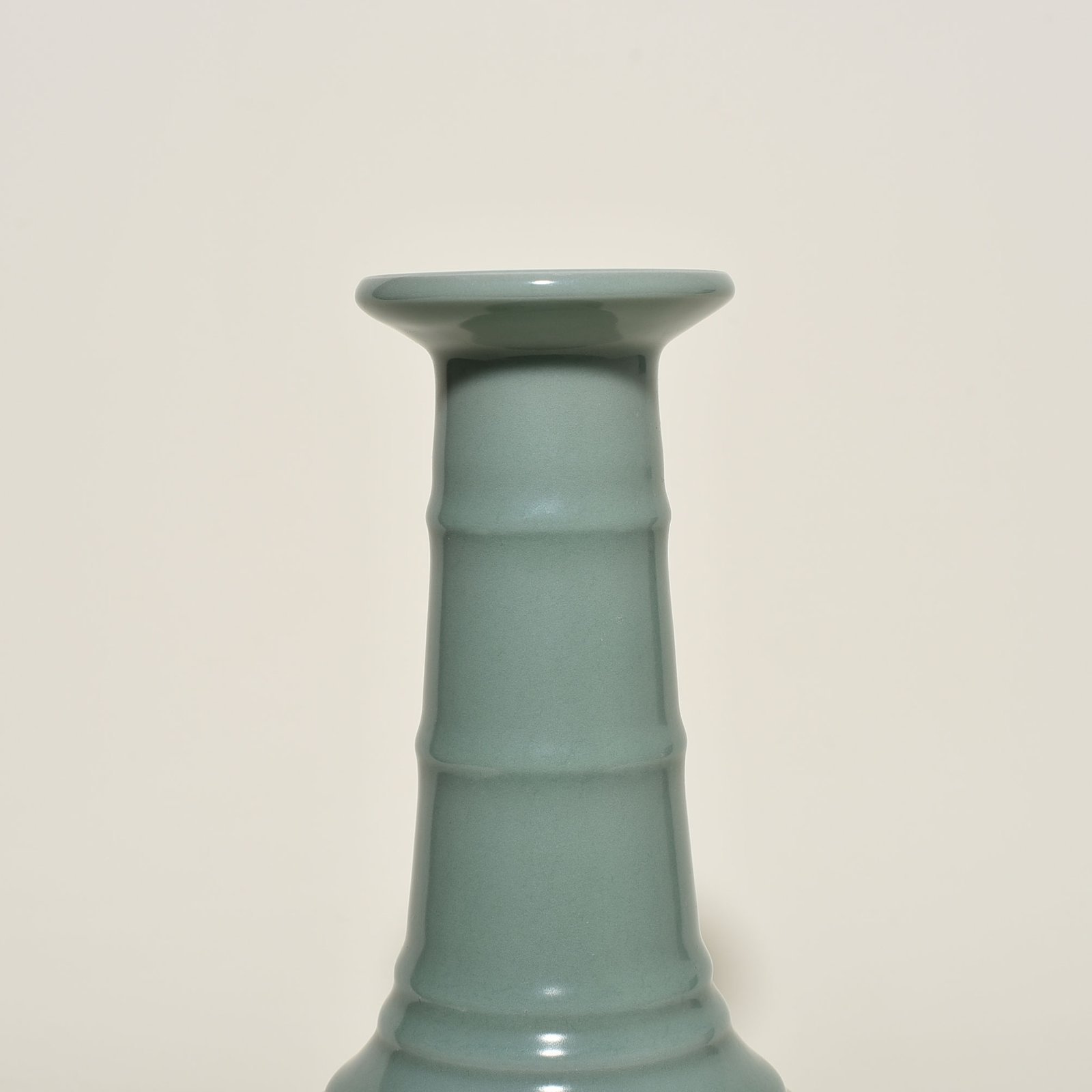 Song Dynasty Longquan kiln pink celadon glaze dazzling pattern plate mouth vase engraved with imperial inscription