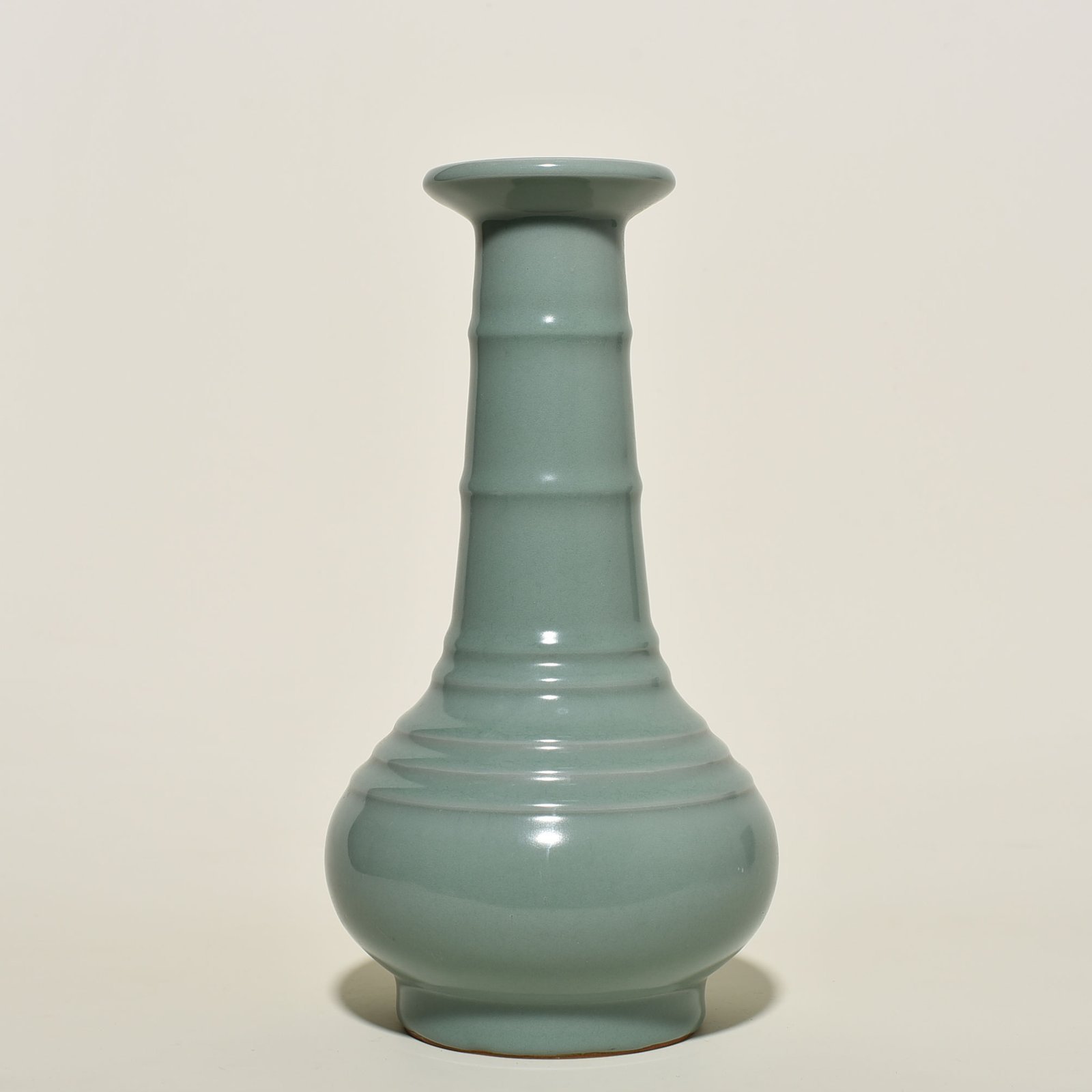 Song Dynasty Longquan kiln pink celadon glaze dazzling pattern plate mouth vase engraved with imperial inscription