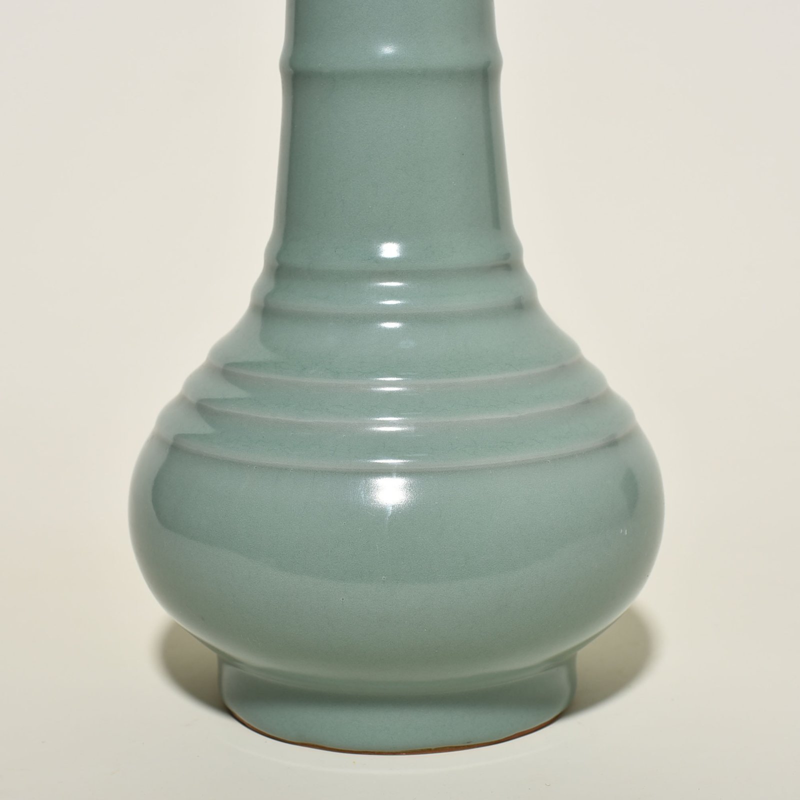 Song Dynasty Longquan kiln pink celadon glaze dazzling pattern plate mouth vase engraved with imperial inscription