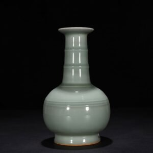 Song Dynasty Longquan kiln pink celadon glaze dazzling pattern threaded vase
