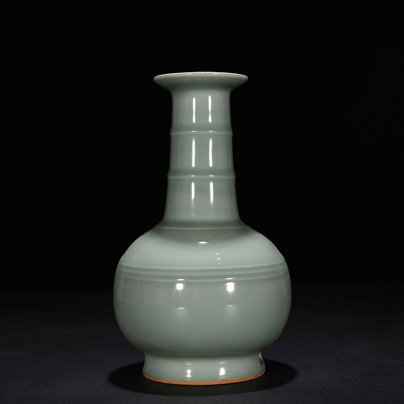 Song Dynasty Longquan kiln pink celadon glaze dazzling pattern threaded vase