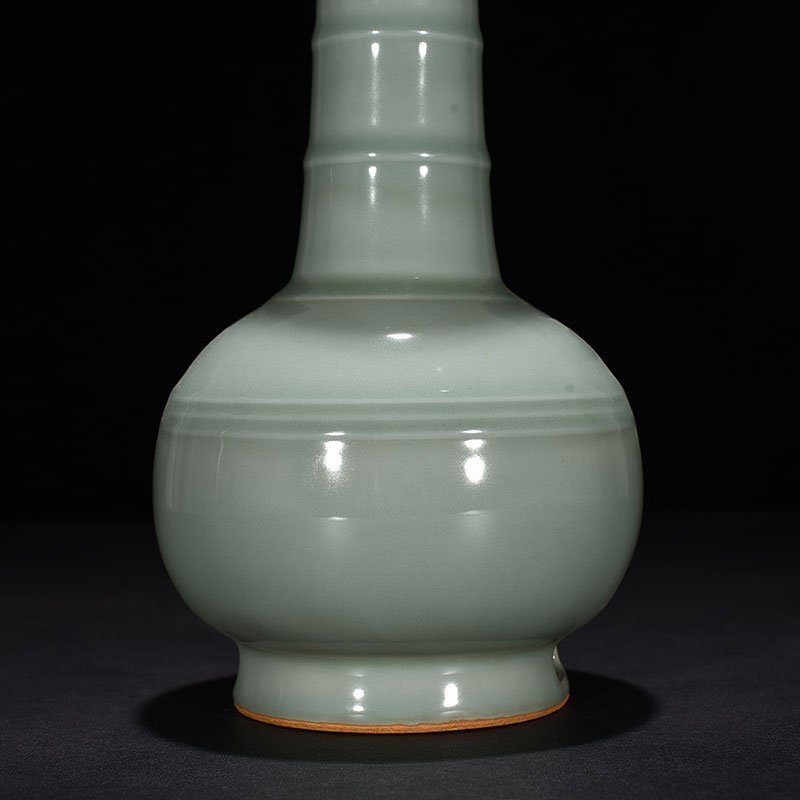Song Dynasty Longquan kiln pink celadon glaze dazzling pattern threaded vase