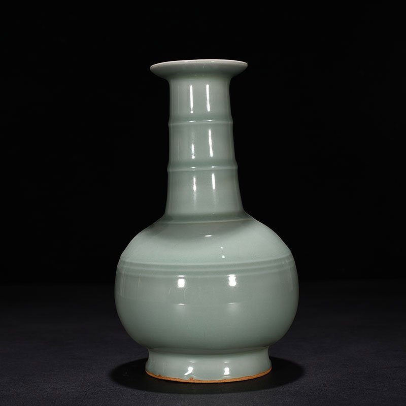 Song Dynasty Longquan kiln pink celadon glaze dazzling pattern threaded vase