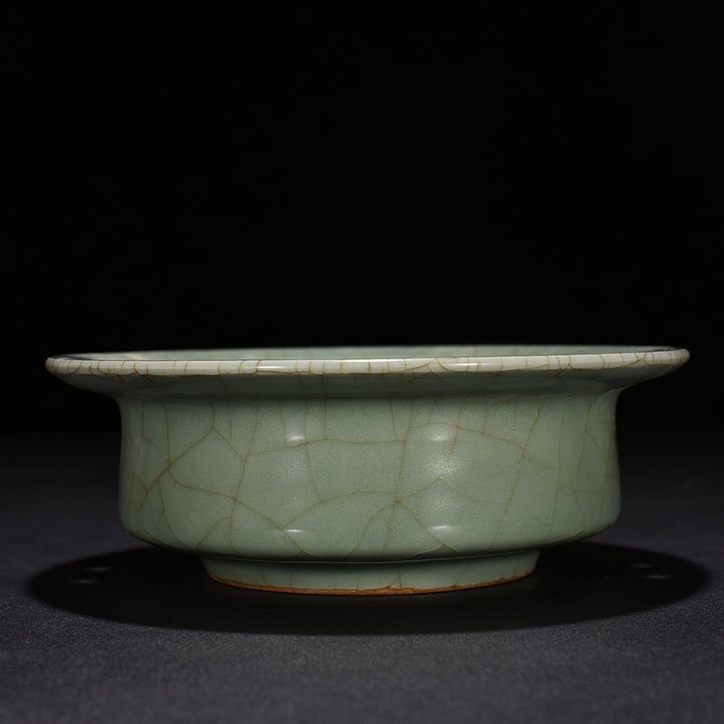 Song Dynasty Longquan kiln pink celadon glaze with folded edge and was