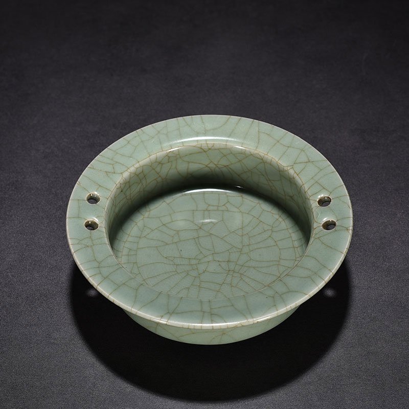 Song Dynasty Longquan kiln pink celadon glaze with folded edge and was