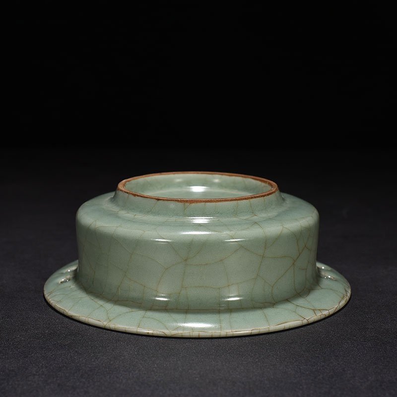 Song Dynasty Longquan kiln pink celadon glaze with folded edge and was