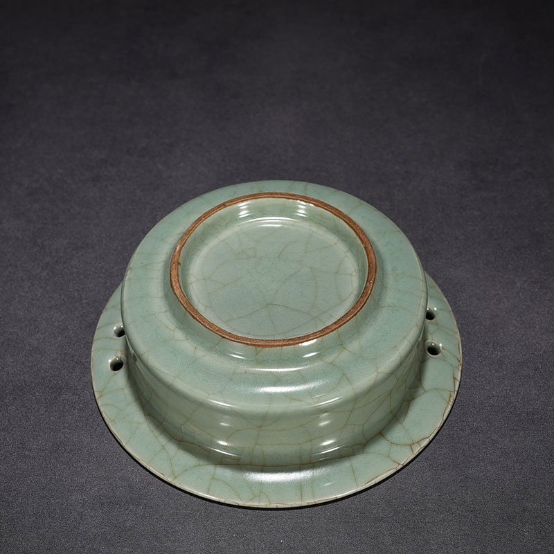 Song Dynasty Longquan kiln pink celadon glaze with folded edge and was