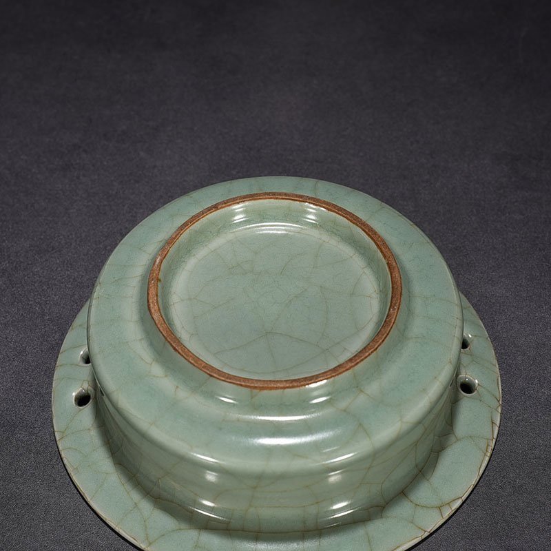 Song Dynasty Longquan kiln pink celadon glaze with folded edge and was