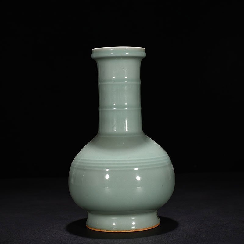 Song Dynasty Longquan kiln pink celadon glaze plate bottle with dazzling pattern
