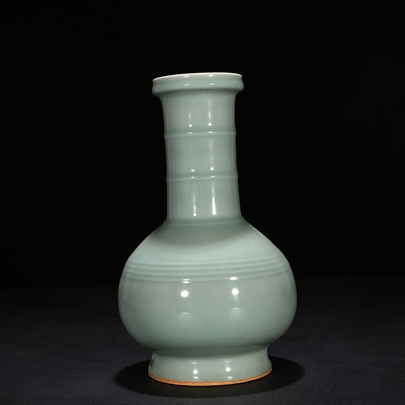 Song Dynasty Longquan kiln pink celadon glaze plate bottle with dazzling pattern