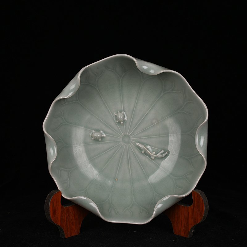 Song Dynasty Longquan kiln pink green glaze lotus leaf wash