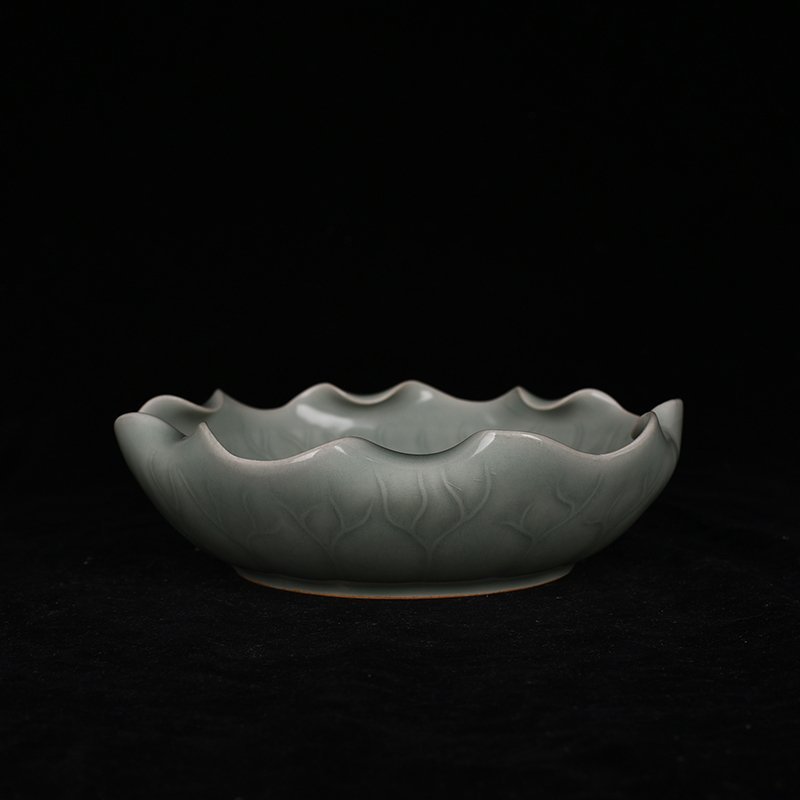 Song Dynasty Longquan kiln pink green glaze lotus leaf wash