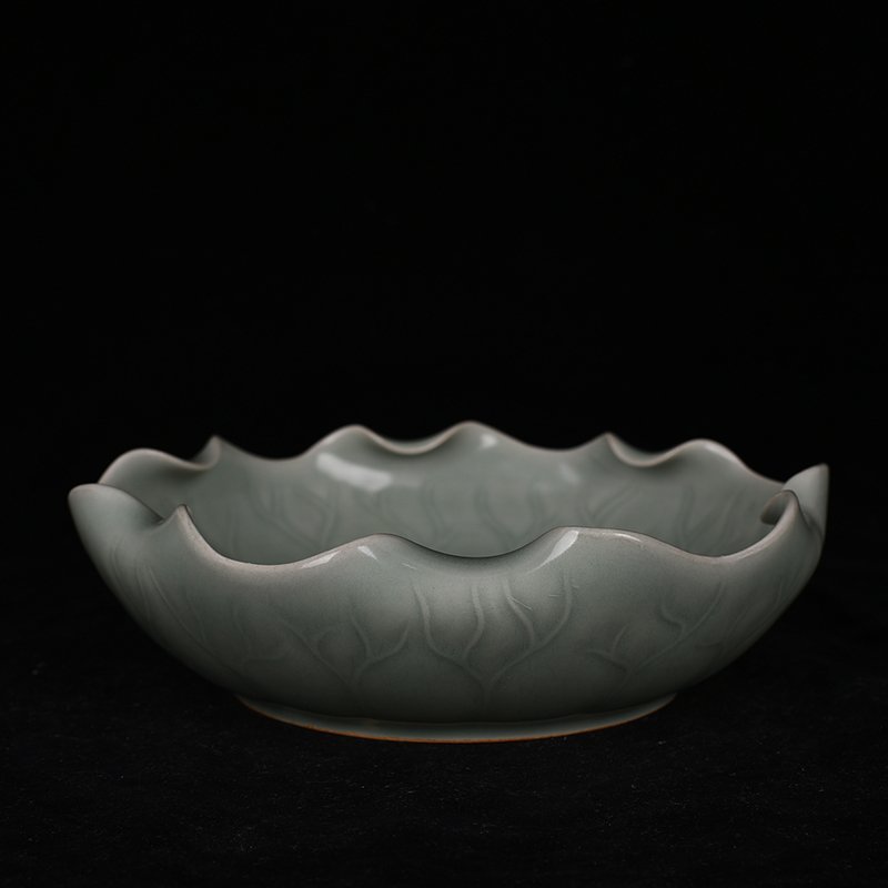 Song Dynasty Longquan kiln pink green glaze lotus leaf wash