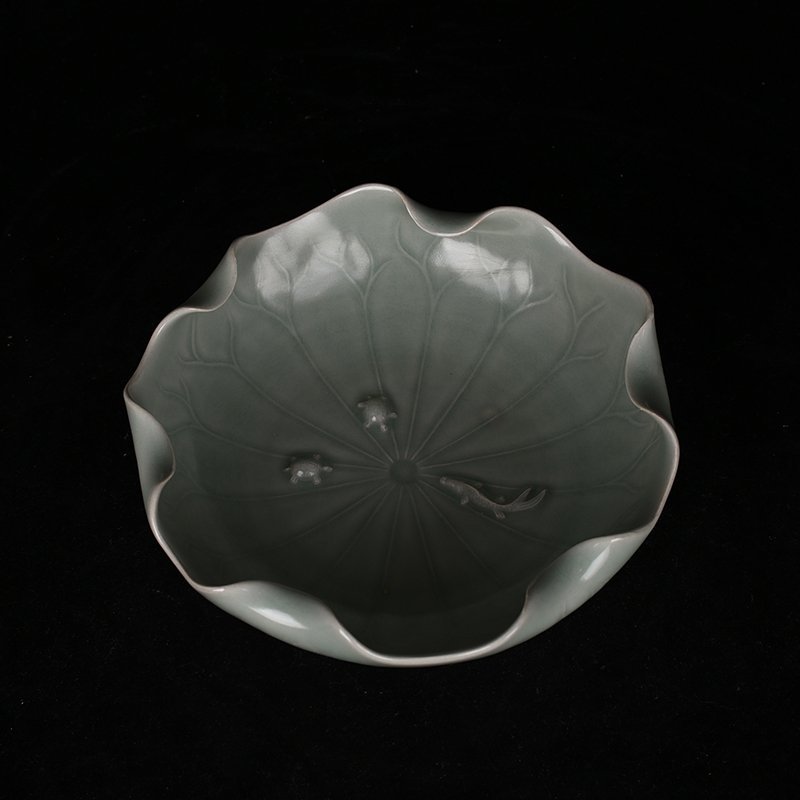 Song Dynasty Longquan kiln pink green glaze lotus leaf wash