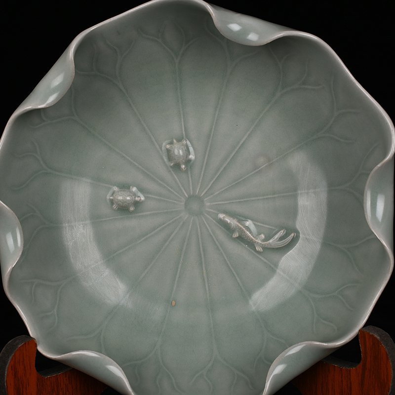 Song Dynasty Longquan kiln pink green glaze lotus leaf wash