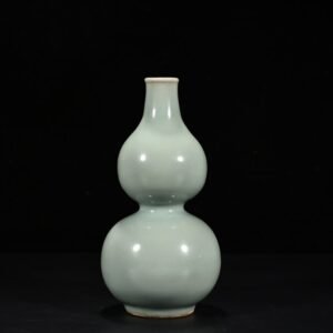 Song Dynasty Longquan kiln pink celadon glaze gourd bottle