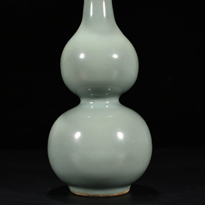 Song Dynasty Longquan kiln pink celadon glaze gourd bottle