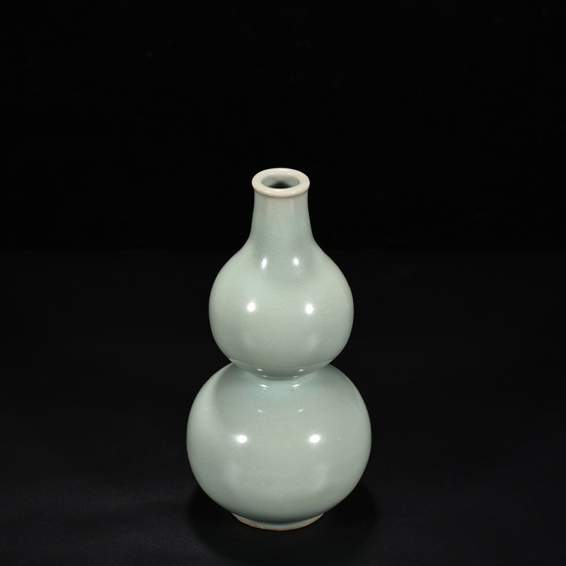 Song Dynasty Longquan kiln pink celadon glaze gourd bottle