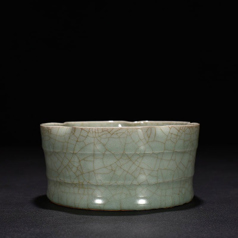 Song Dynasty Longquan kiln pink celadon glaze sunflower wash