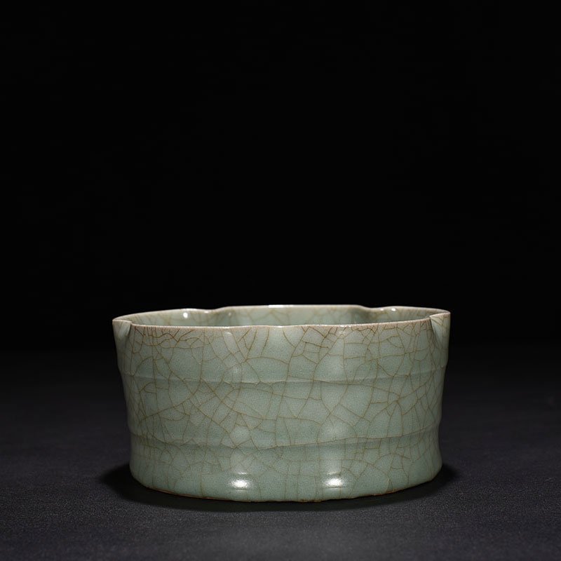 Song Dynasty Longquan kiln pink celadon glaze sunflower wash