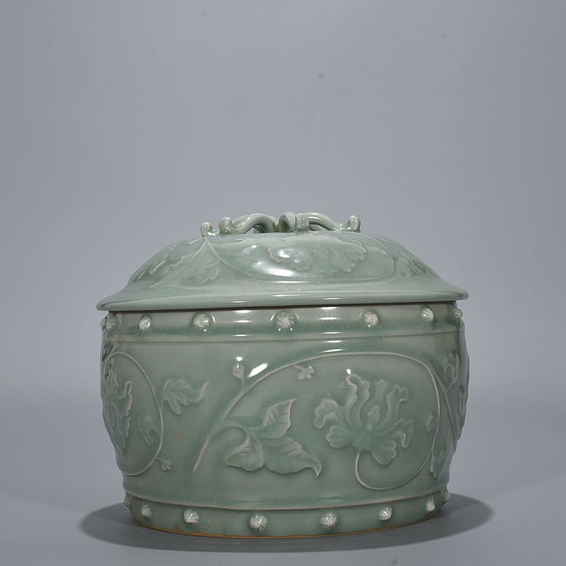 Song Dynasty Longquan kiln pink celadon glaze and plastic wrapped peony pattern lid jar