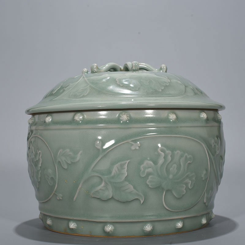 Song Dynasty Longquan kiln pink celadon glaze and plastic wrapped peony pattern lid jar