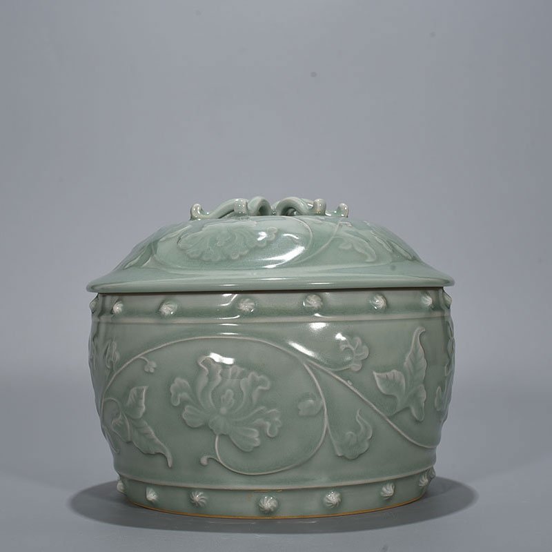 Song Dynasty Longquan kiln pink celadon glaze and plastic wrapped peony pattern lid jar