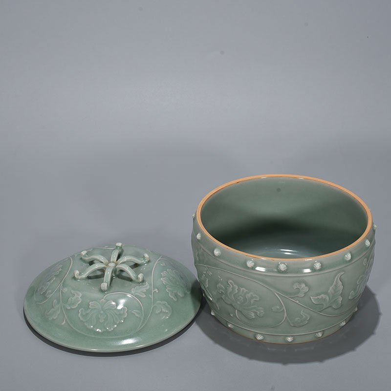 Song Dynasty Longquan kiln pink celadon glaze and plastic wrapped peony pattern lid jar