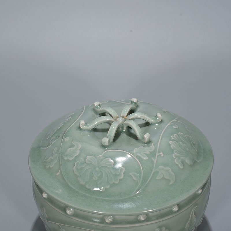 Song Dynasty Longquan kiln pink celadon glaze and plastic wrapped peony pattern lid jar