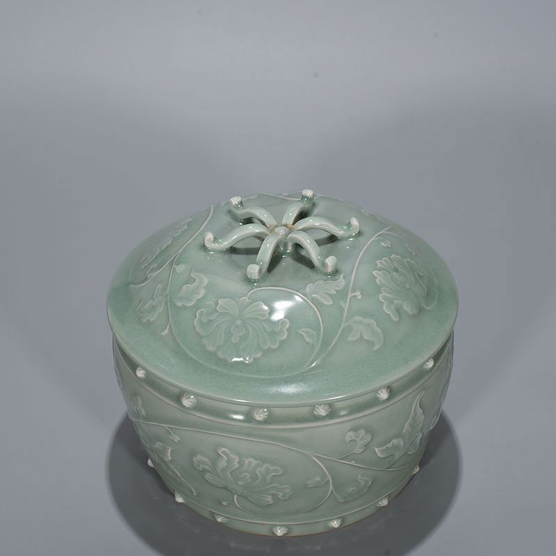 Song Dynasty Longquan kiln pink celadon glaze and plastic wrapped peony pattern lid jar