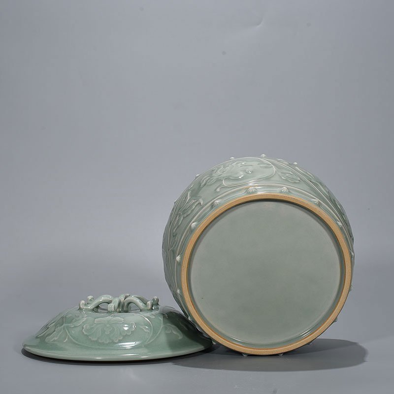 Song Dynasty Longquan kiln pink celadon glaze and plastic wrapped peony pattern lid jar
