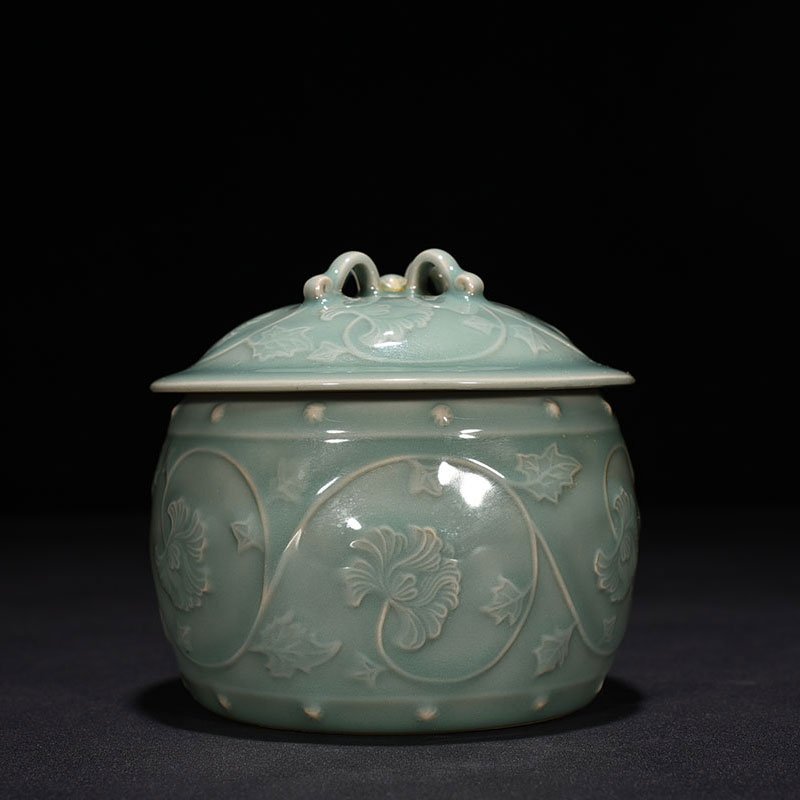 Song Dynasty Longquan kiln pink celadon glazed plastic wrapped peony pattern lid jar
