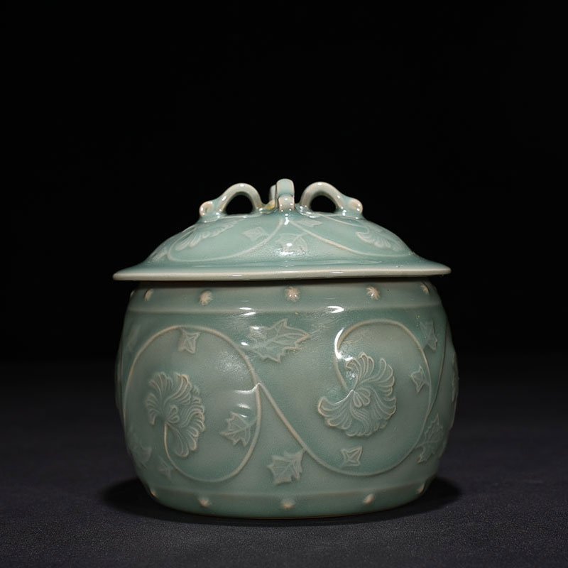 Song Dynasty Longquan kiln pink celadon glazed plastic wrapped peony pattern lid jar