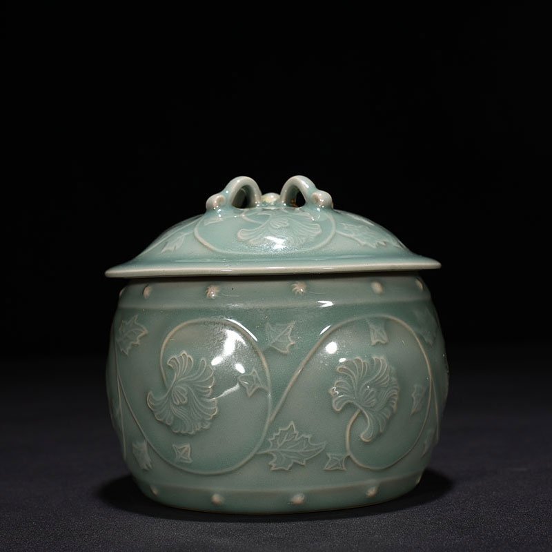 Song Dynasty Longquan kiln pink celadon glazed plastic wrapped peony pattern lid jar