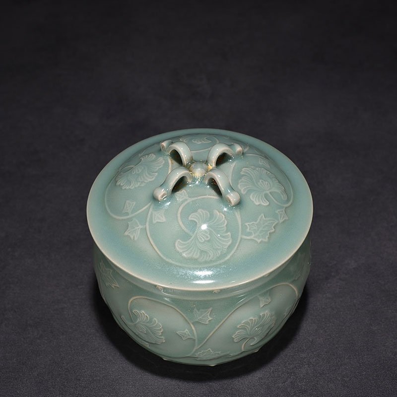 Song Dynasty Longquan kiln pink celadon glazed plastic wrapped peony pattern lid jar