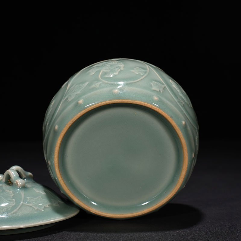 Song Dynasty Longquan kiln pink celadon glazed plastic wrapped peony pattern lid jar