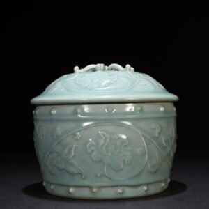 Song Dynasty Longquan kiln pink celadon glaze covered with wrapped branches lid jar