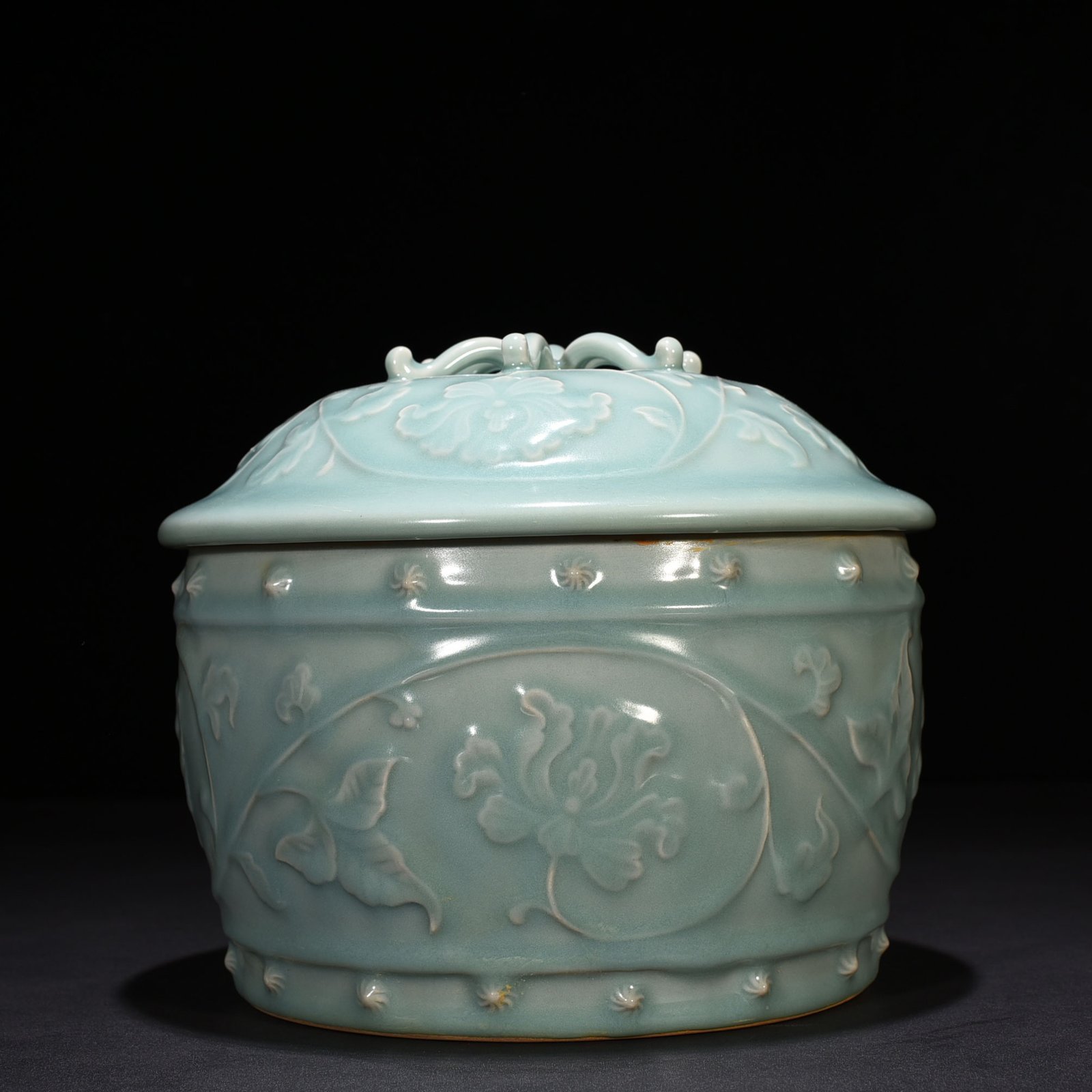 Song Dynasty Longquan kiln pink celadon glaze covered with wrapped branches lid jar