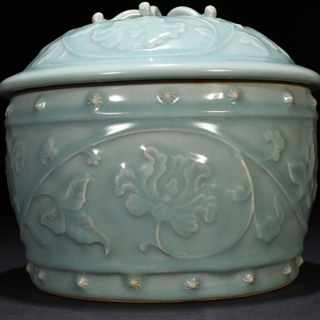 Song Dynasty Longquan kiln pink celadon glaze covered with wrapped branches lid jar