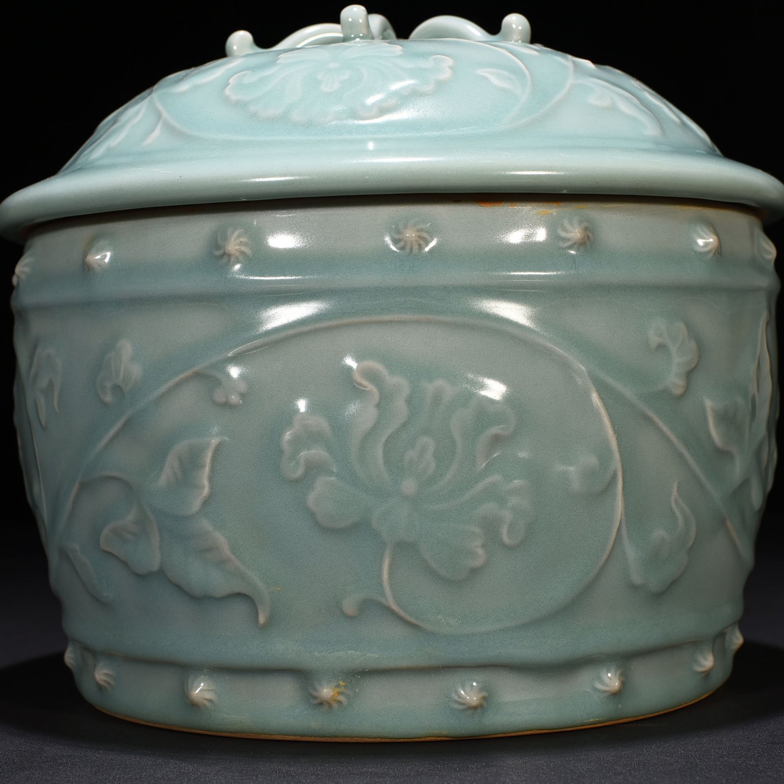 Song Dynasty Longquan kiln pink celadon glaze covered with wrapped branches lid jar