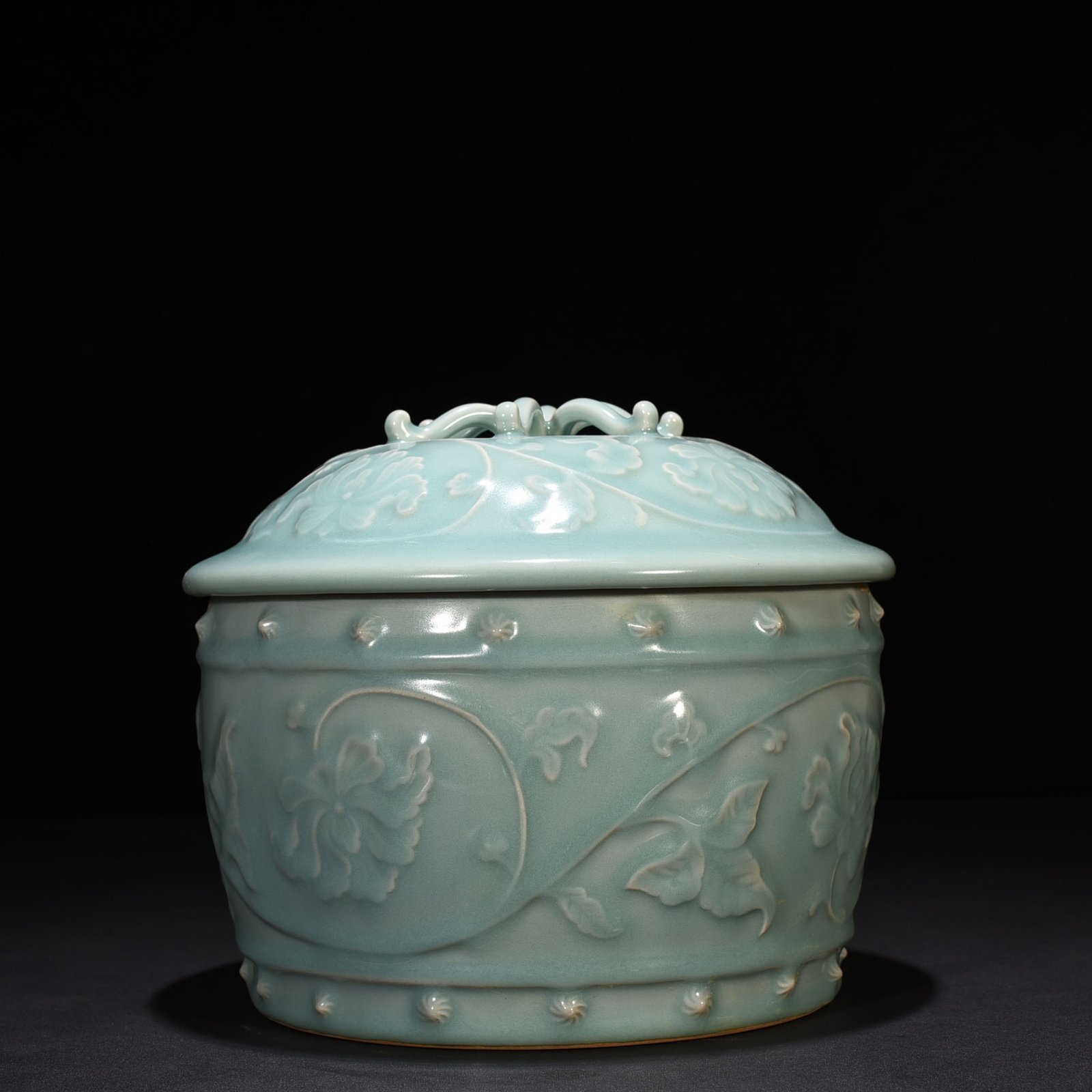 Song Dynasty Longquan kiln pink celadon glaze covered with wrapped branches lid jar