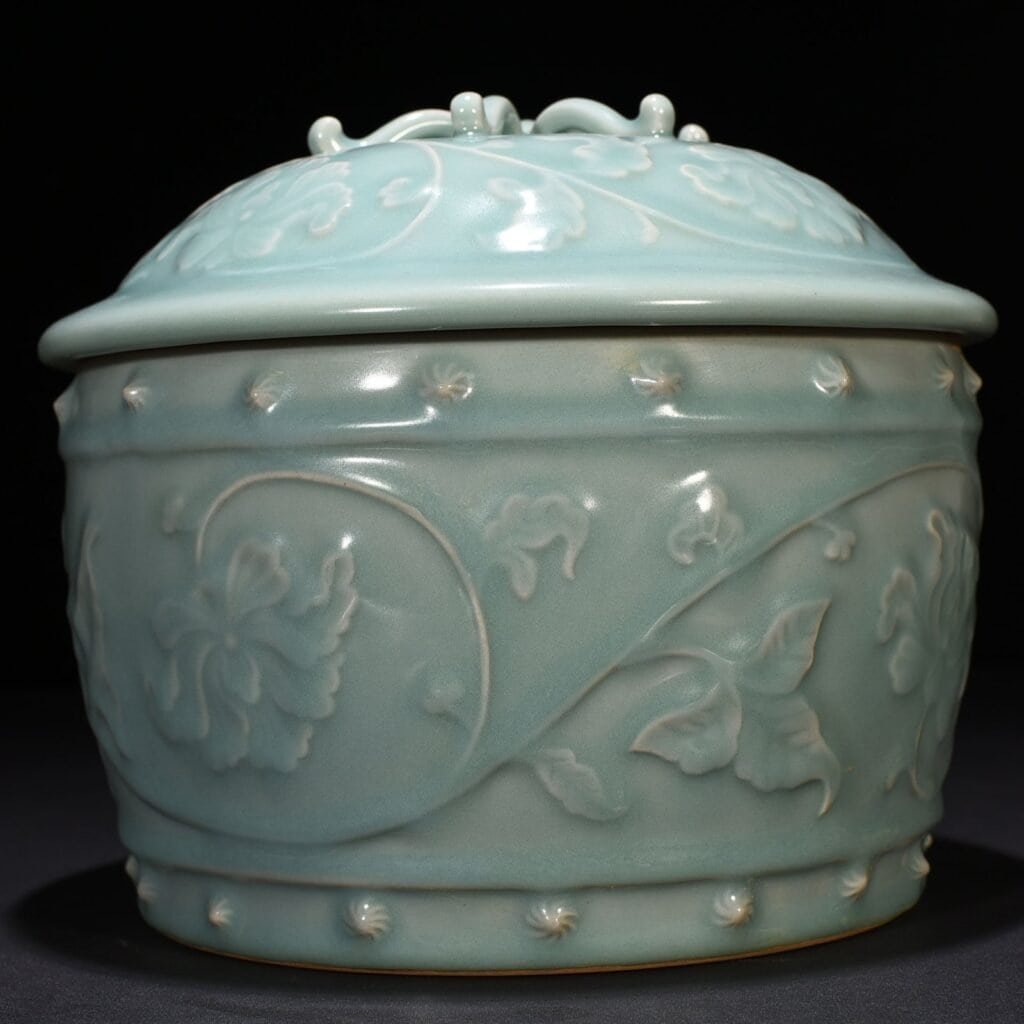 Song Dynasty Longquan kiln pink celadon glaze covered with wrapped branches lid jar