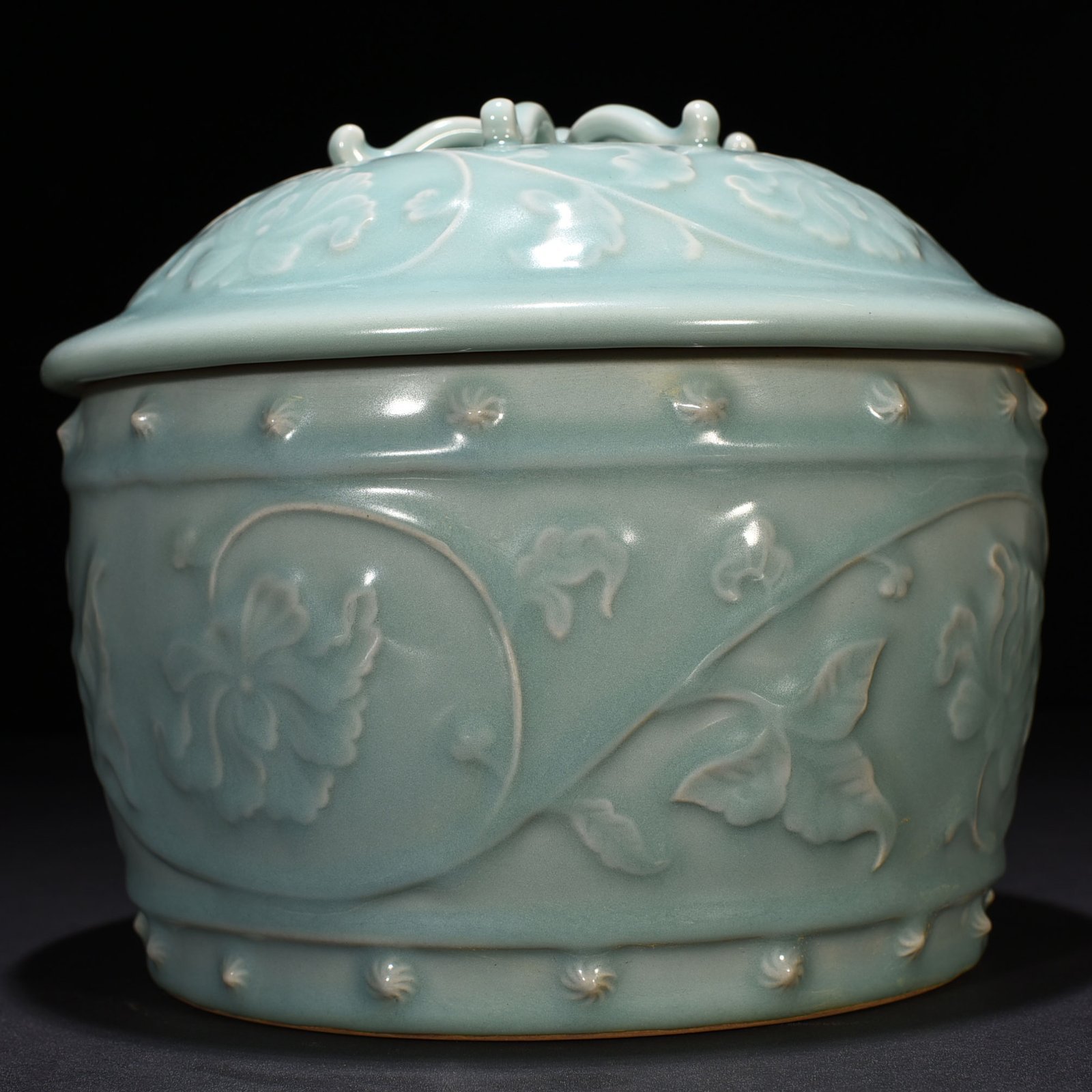 Song Dynasty Longquan kiln pink celadon glaze covered with wrapped branches lid jar