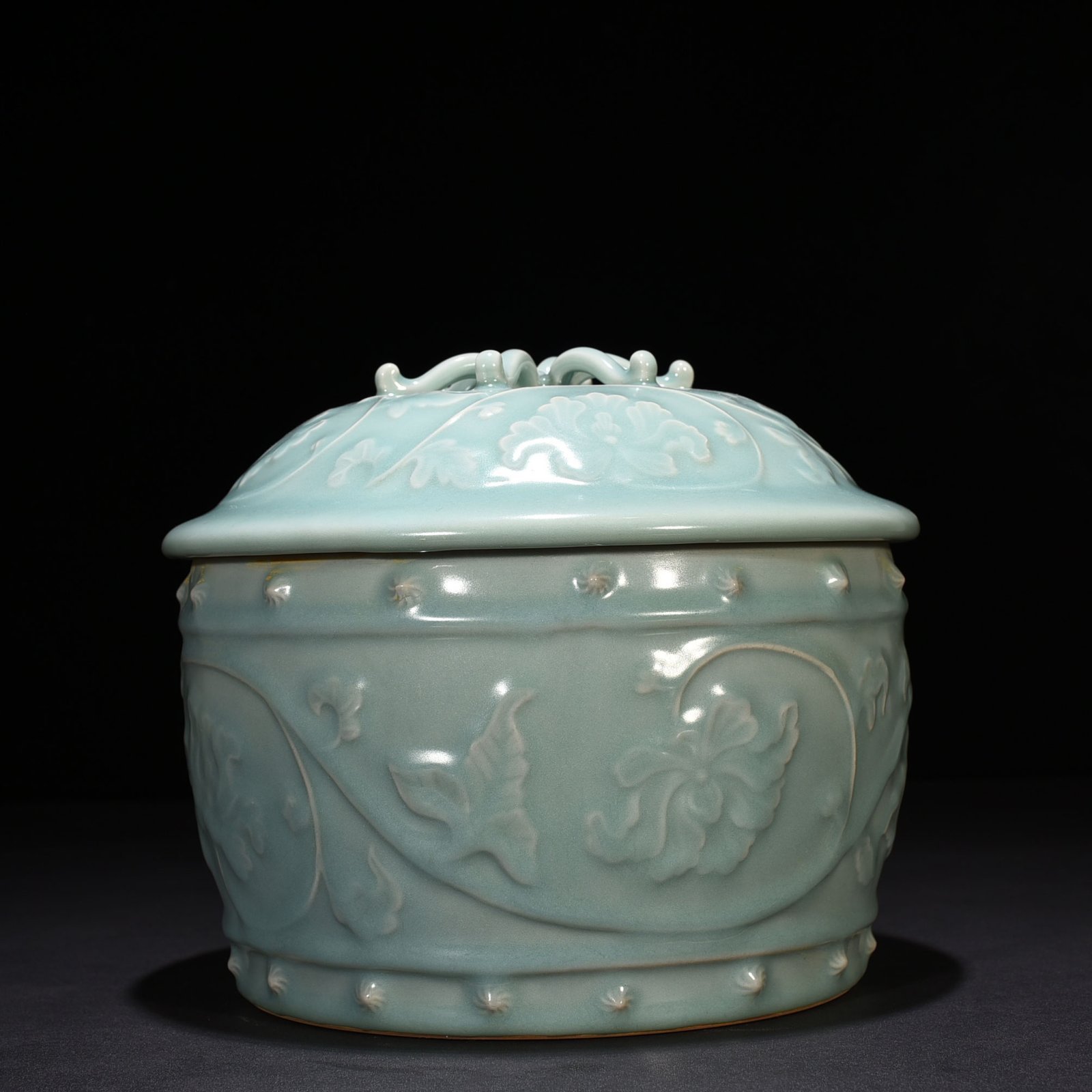 Song Dynasty Longquan kiln pink celadon glaze covered with wrapped branches lid jar