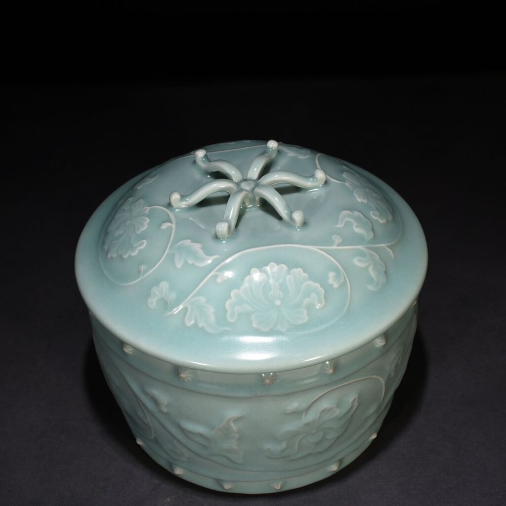 Song Dynasty Longquan kiln pink celadon glaze covered with wrapped branches lid jar