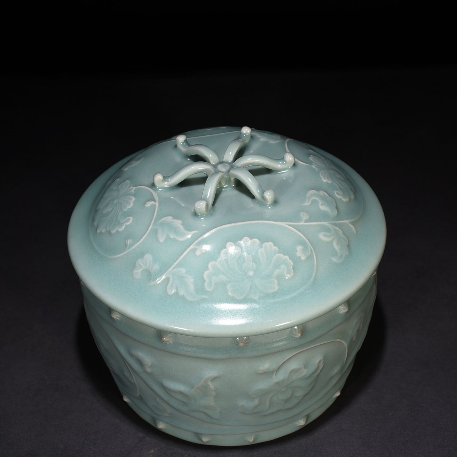Song Dynasty Longquan kiln pink celadon glaze covered with wrapped branches lid jar