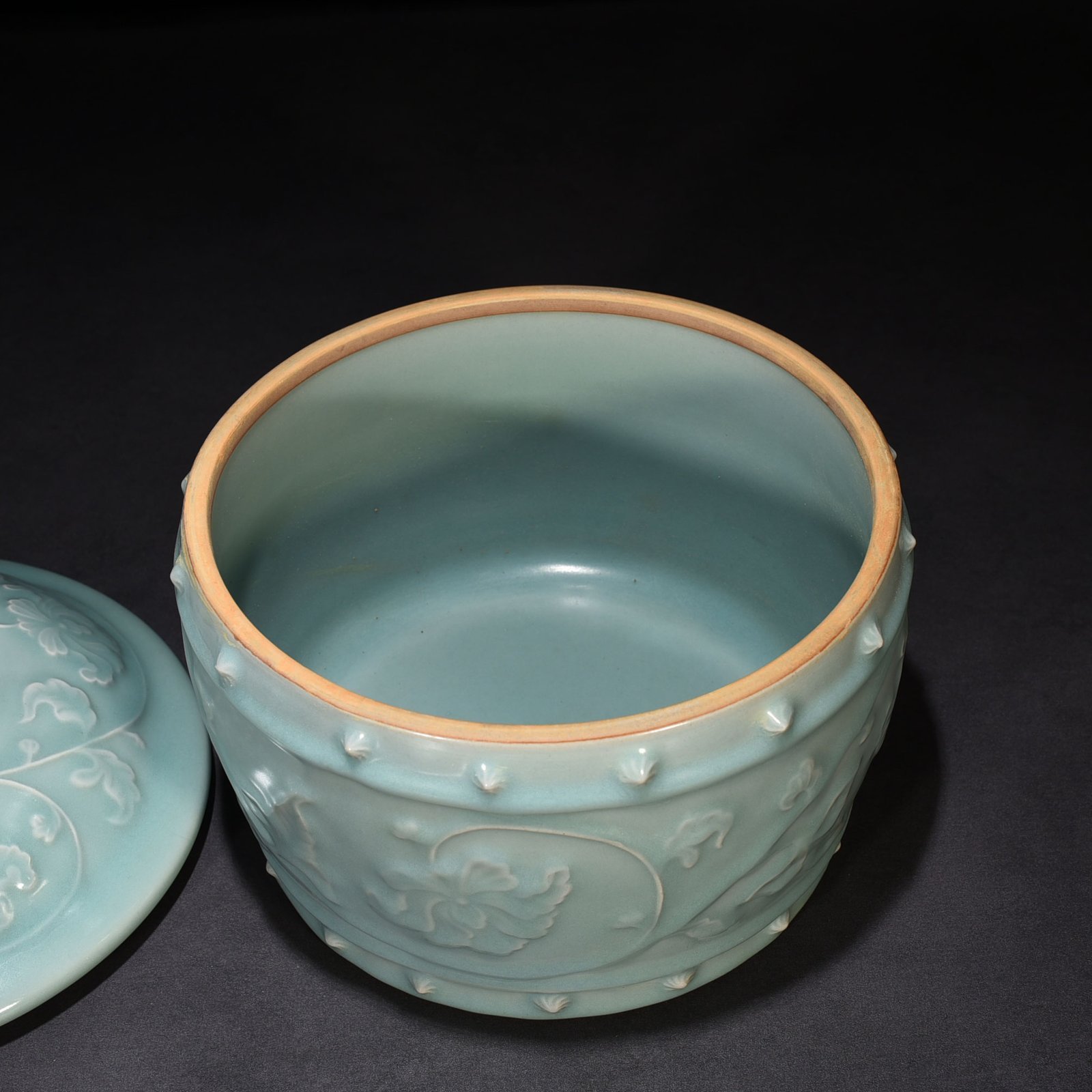Song Dynasty Longquan kiln pink celadon glaze covered with wrapped branches lid jar